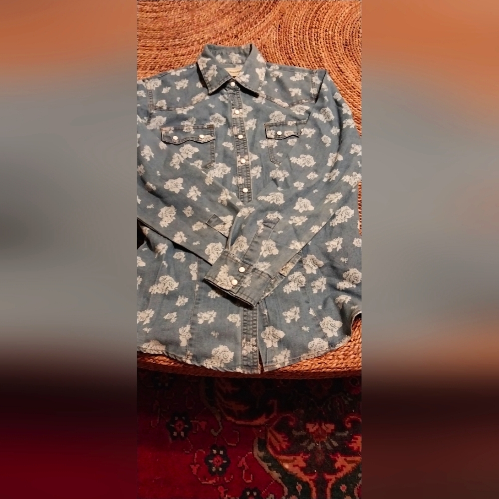 Gently worn Brit & Bridle womans small western shirt